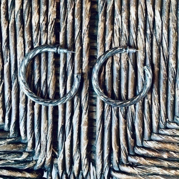 ✨💛 Silver Tone Chunky Twist Hoop Earrings ✨✨ - Picture 2 of 7